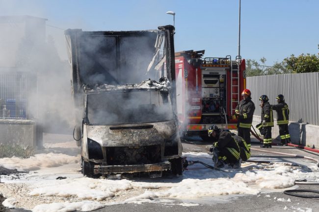 furgone-a-fuoco-vdf-via-dellindustria-civitanova-8-650x433