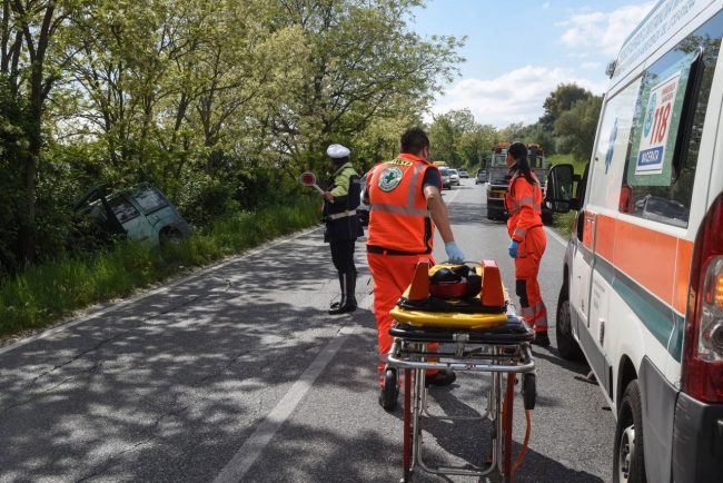 incidente-auto-nel-fossato-118-vigili-soccorsi-strada-prov-vergini-civitanova-alta-1-650x434