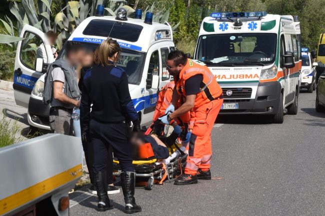 incidente-auto-nel-fossato-118-vigili-soccorsi-strada-prov-vergini-civitanova-alta-3-650x433