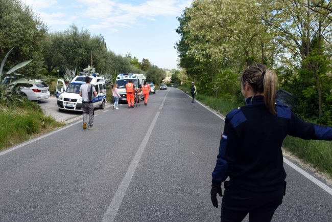 incidente-auto-nel-fossato-118-vigili-soccorsi-strada-prov-vergini-civitanova-alta-4-650x434