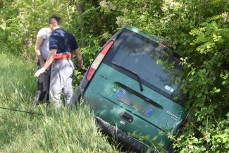 incidente-auto-nel-fossato-118-vigili-soccorsi-strada-prov-vergini-civitanova-alta-6-325x217
