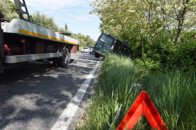 incidente-auto-nel-fossato-118-vigili-soccorsi-strada-prov-vergini-civitanova-alta-7-650x434