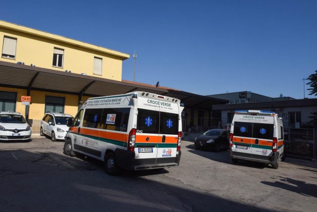 malore-in-stazione-ambulanza-118-civitanova-1-650x434