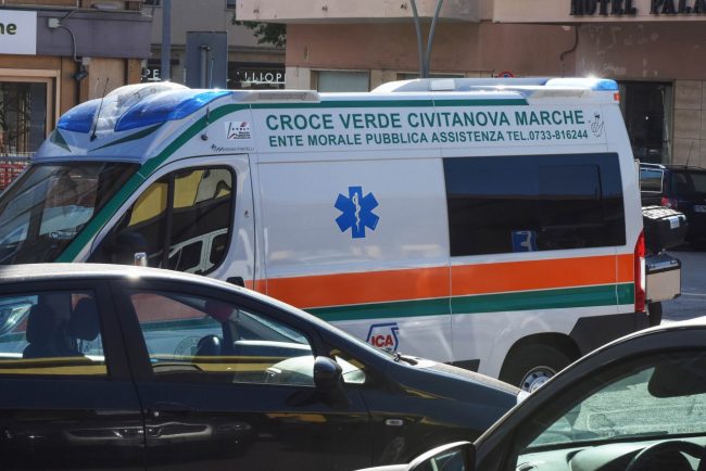 malore-in-stazione-ambulanza-118-civitanova-2-650x434