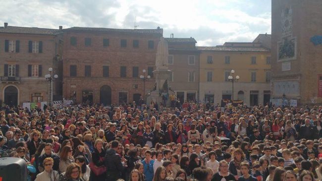 piazza-con-tanti-visitatori