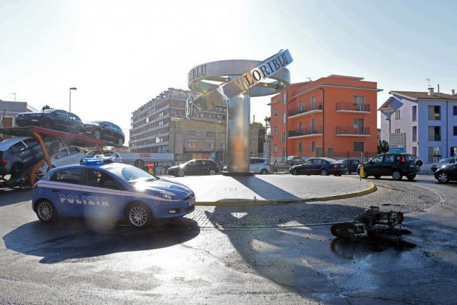 scooter-a-fuoco-rotonda-loriblu-civitanova-7-650x434