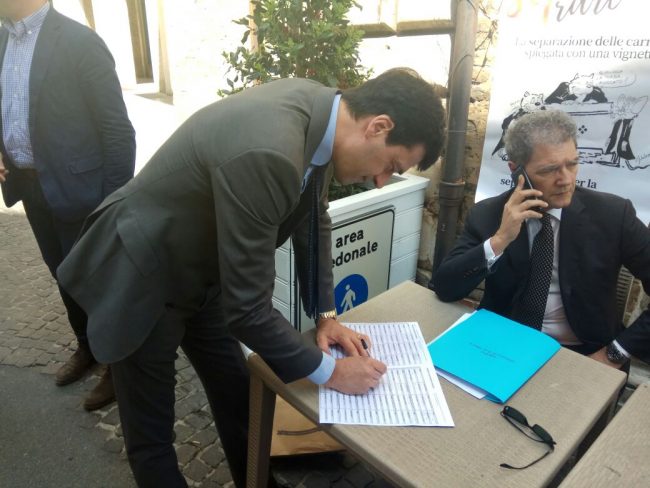 separare-raccolta-firme-avvocati-macerata-piazza-1-650x488