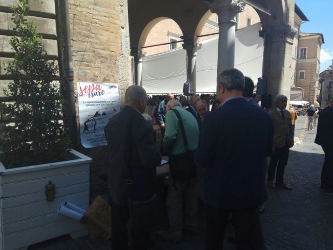 separare-raccolta-firme-avvocati-macerata-piazza-10-650x488
