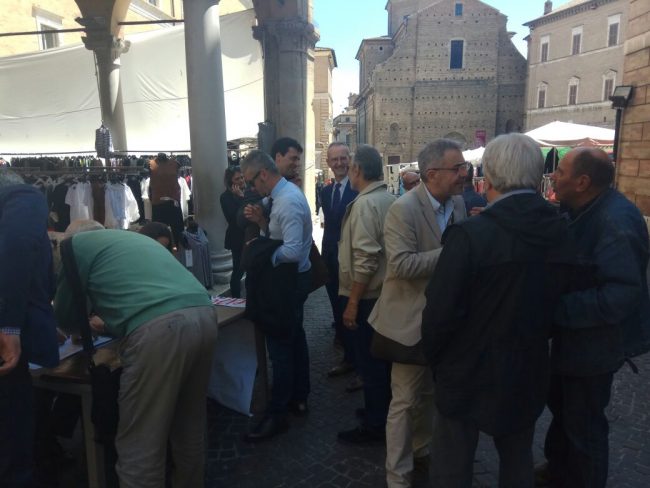 separare-raccolta-firme-avvocati-macerata-piazza-2-650x488
