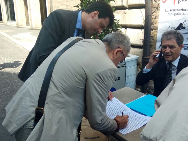 separare-raccolta-firme-avvocati-macerata-piazza-3-650x488