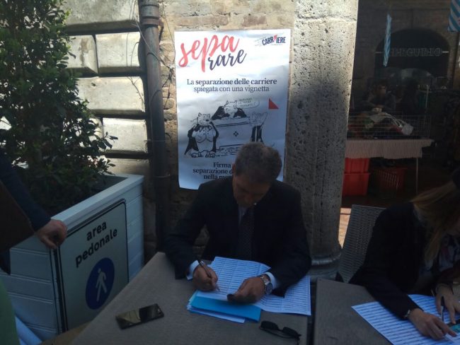 separare-raccolta-firme-avvocati-macerata-piazza-7-650x488