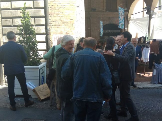 separare-raccolta-firme-avvocati-macerata-piazza-8-650x488