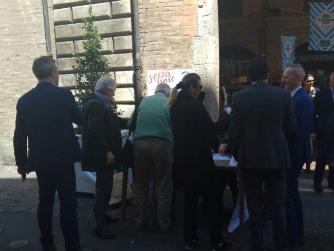 separare-raccolta-firme-avvocati-macerata-piazza-9-650x488
