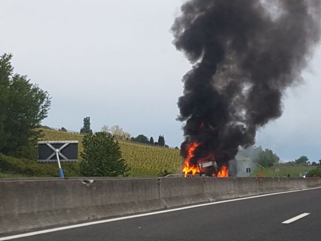 tir-fuoco-autostrada-incendio-11-650x488