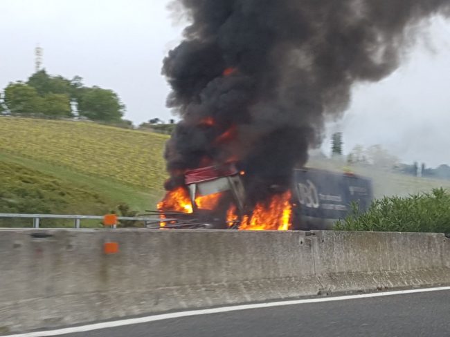 tir-incendio-autostrada-fuoco-9-650x488