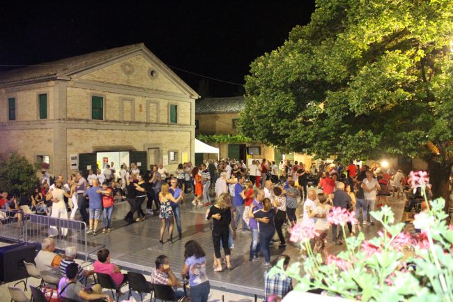 1-Il-gran-ballo-sotto-le-stelle-650x433