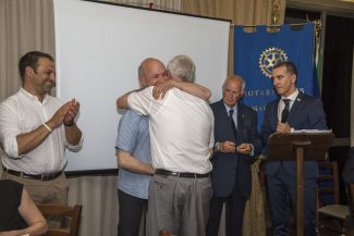 Da-sin.-Guido-Focacci-Massimo-Focacci-e-Federico-Ortenzi-stretti-in-un-abbraccio-Mario-Giannola-Marco-Meldolesi