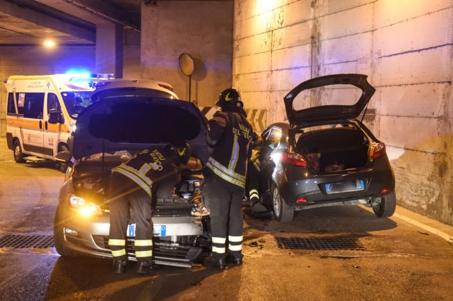 incidente-sottopasso-esso-scontro-tra-auto-vdf-civitanova-1-650x433