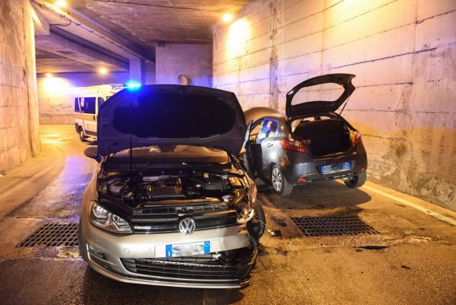 incidente-sottopasso-esso-scontro-tra-auto-vdf-civitanova-2-650x434