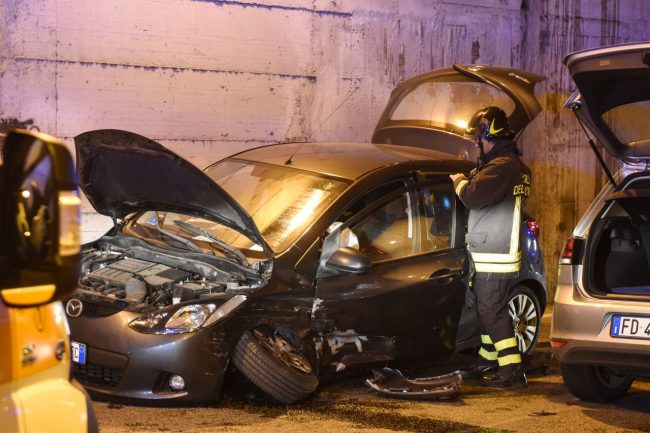 incidente-sottopasso-esso-scontro-tra-auto-vdf-civitanova-4-650x433
