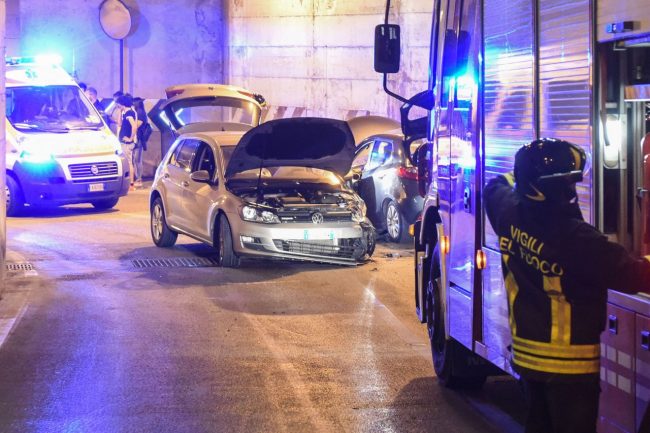 incidente-sottopasso-esso-scontro-tra-auto-vdf-civitanova-6-650x433