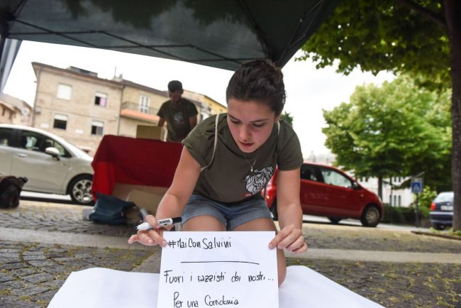 matteo-salvini-lega-nord-contestatori-corridonia-1-650x434