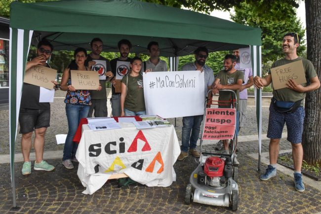 matteo-salvini-lega-nord-contestatori-corridonia-2-650x434