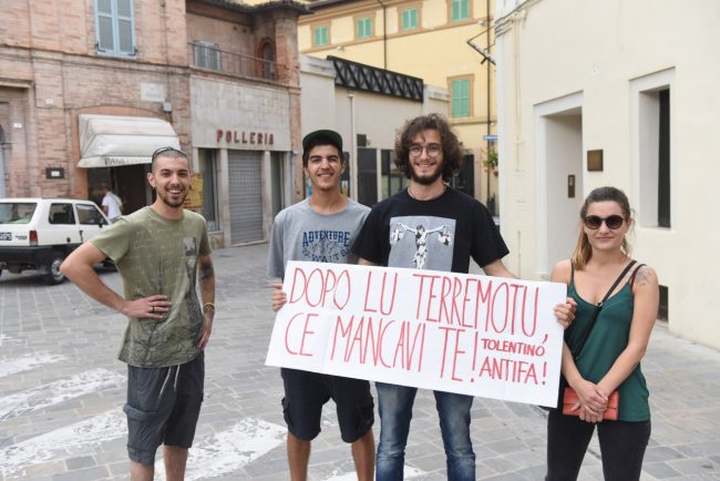 matteo-salvini-lega-nord-contestatori-tolentino-FDM-9-650x434