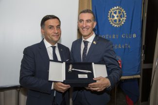 passaggio-delle-consegne-fra-Micucci-Cecchi-e-Meldolesi