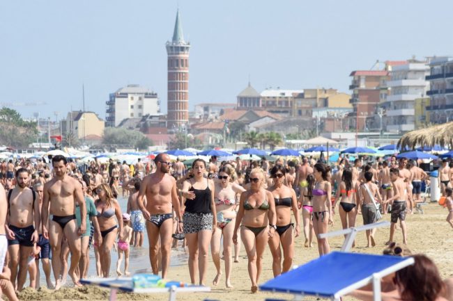 spiaggia-affollata-giugno-2017-lungomare-nord-cristo-re-civitanova-8-650x433