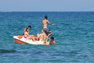 spiaggia-affollata-giugno-2017-ragazzi-pedalò-lungomare-nord-civitanova-8-325x217