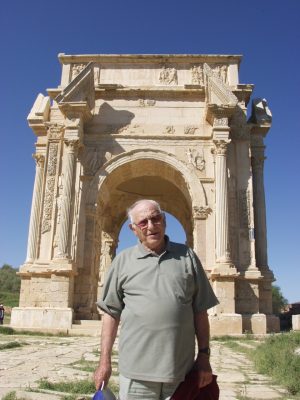A.-Di-Vita-davanti-allarco-dei-Severi-alla-fine-dei-restauri