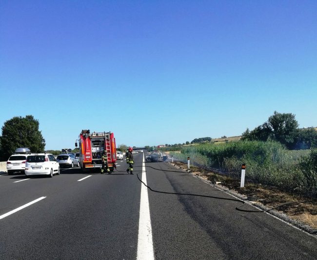 auto-a-fuoco-autostrada-porto-recanati-2-650x533