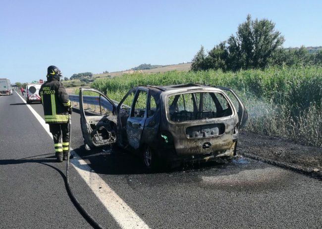 auto-a-fuoco-autostrada-porto-recanati-3-650x463