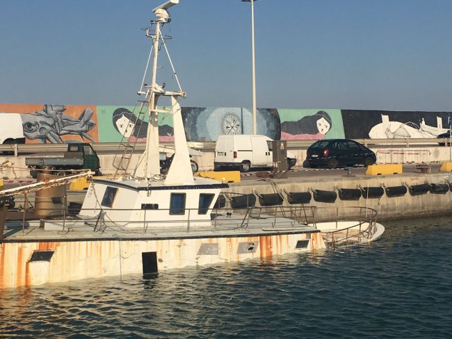 barca-affondata-civitanova2-650x488