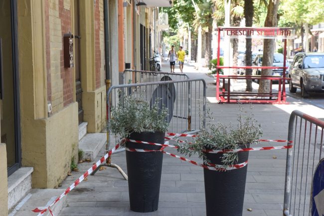 caduta-calcinacci-corso-umberto-transenne-civitanova-3-650x434