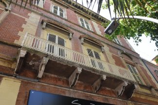 caduta-calcinacci-corso-umberto-transenne-civitanova-4-325x217