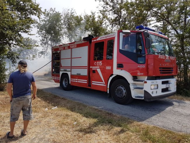 casolare-a-fuoco-scossicci-porto-recanati-2-650x488