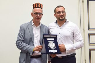 civitanova-sebenico-donazione-a-sindaco-ciarapica-1-325x217