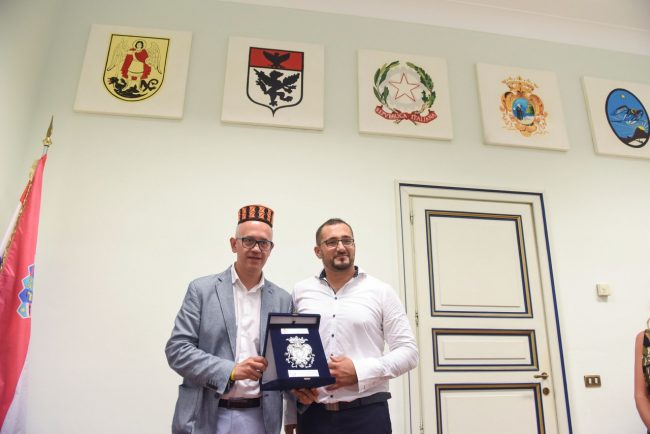 civitanova-sebenico-donazione-a-sindaco-ciarapica-2-650x434