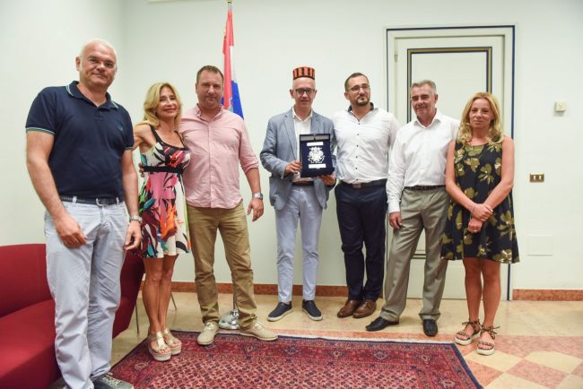 civitanova-sebenico-donazione-a-sindaco-ciarapica-3-650x434