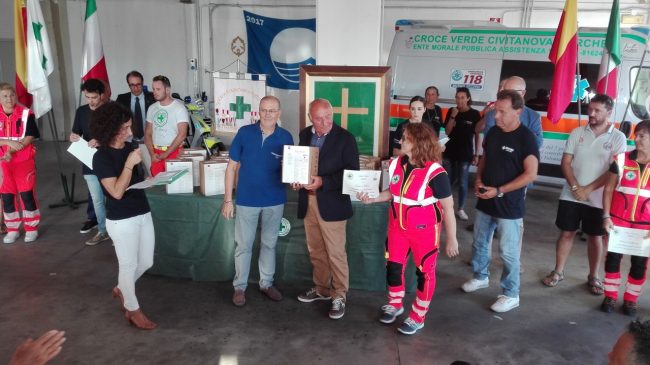 consegna-defibrillatori-1-650x365