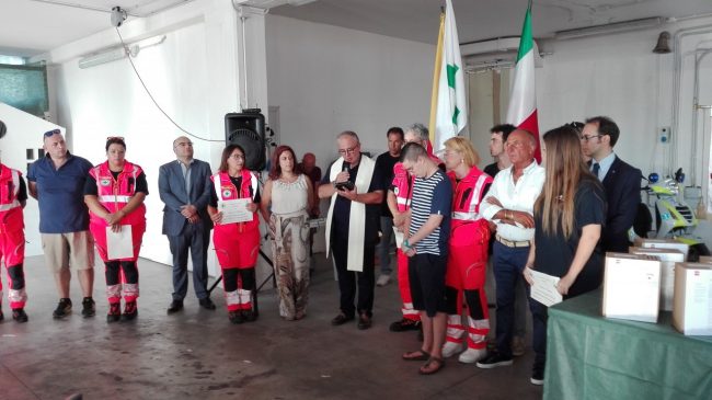 consegna-defibrillatori-3-650x365