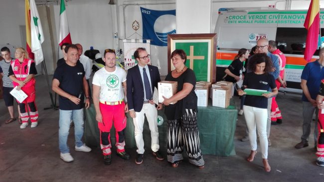 consegna-defibrillatori-4-650x365
