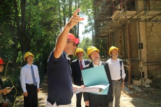 delegazione-di-pechino-in-visita-a-villa-lauri-2-325x217