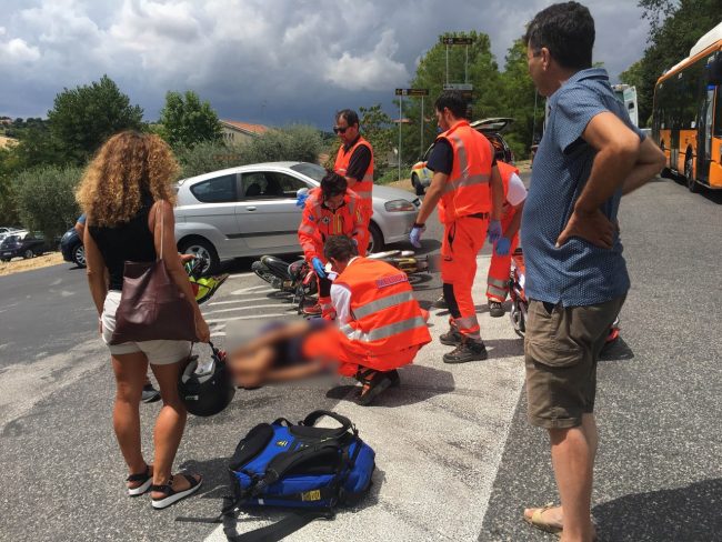 incidente-auto-moto-strada-vergini-via-del-molino-civitanova-1-650x488