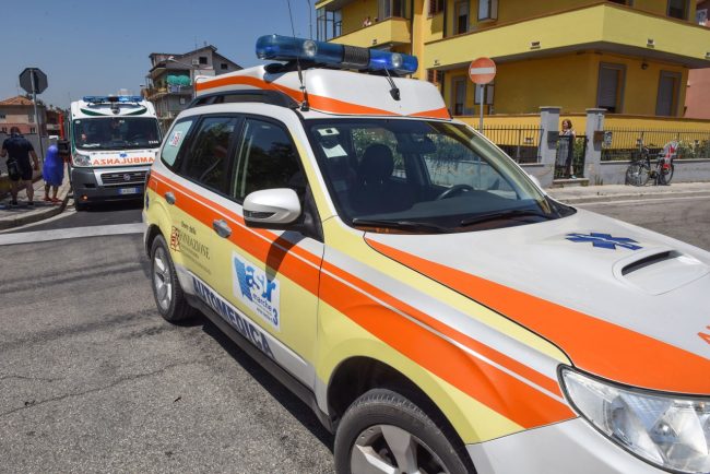 incidente-viale-dei-pini-scontro-tra-auto-automedica-ambulanza-civitanova-FDM-4-650x434