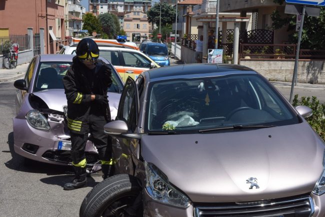 incidente-viale-dei-pini-scontro-tra-auto-civitanova-FDM-1-650x434