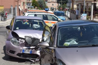 incidente-viale-dei-pini-scontro-tra-auto-civitanova-FDM-2-325x217