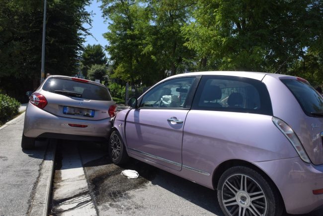 incidente-viale-dei-pini-scontro-tra-auto-civitanova-FDM-3-650x434